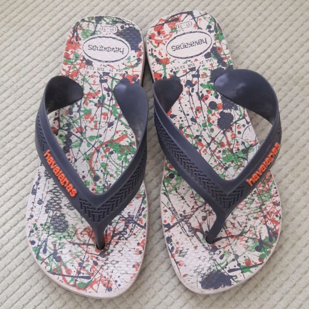Splatter paint and grey Havaianas